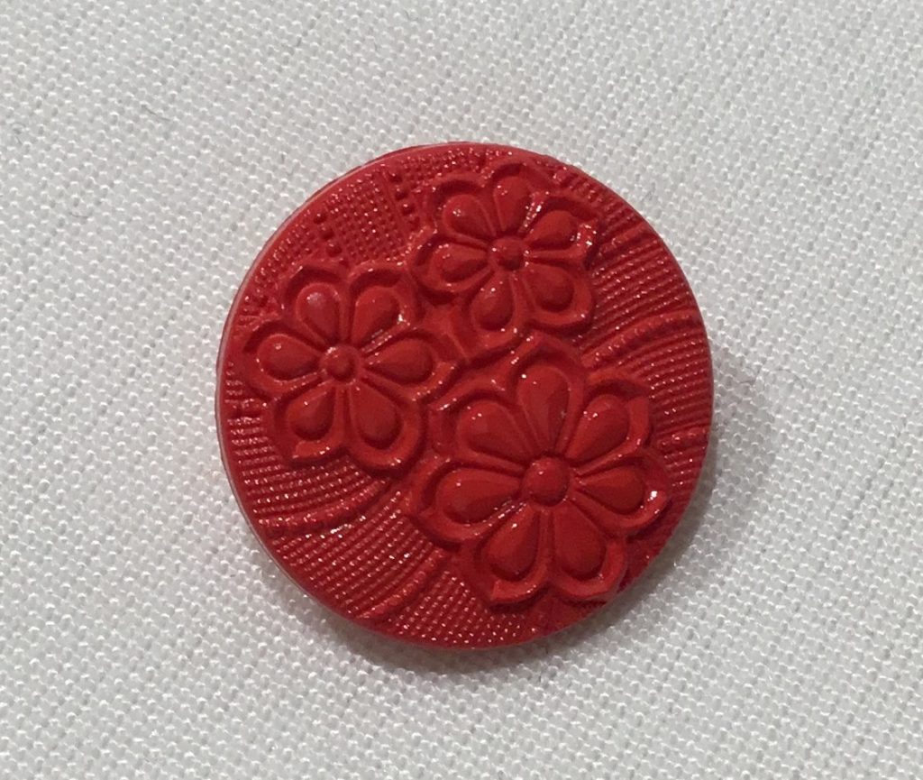 Röd knapp med ögla motiv blommor - Ateljé Helene