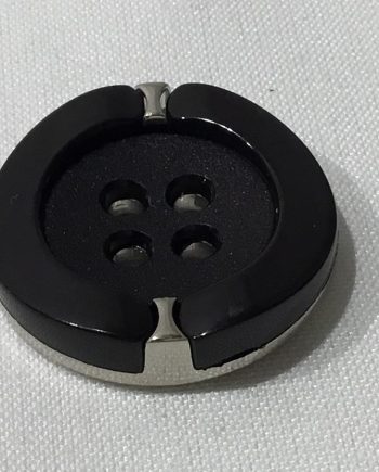 Stor svart knapp med guldfärgade detaljer 27 mm