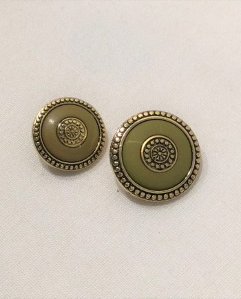 Guldfärgad knapp med gröngult mönster 17 mm