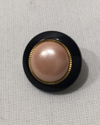 Svart knapp med rosa pärlemorliknande inslag 17 mm