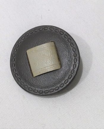 Stor klädd knapp i beige och mörkbrun 40 mm