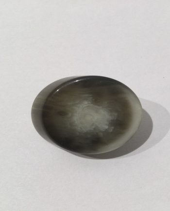 Oval grå-vit knapp med ögla