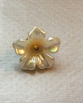 Vit och guldfärgad knapp med ögla Blomma 12mm