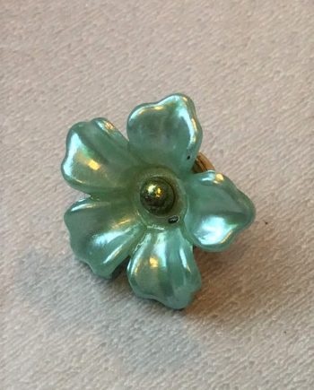 Pastellgrön och guldfärgad knapp med ögla Blomma  12 mm