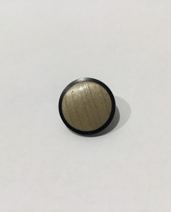 Svart och Borstat guldfärgad knapp med ögla 17 mm