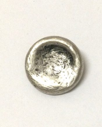 Hamrad silverfärgad metallknapp med ögla 20 mm